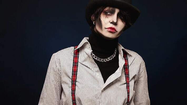 백인 모델 여자 얼굴 백그라운드 휴가 실내 미술 한명 사람 성인 빨간색 뷰티 파티 유행 검은색 어둠 페인트 할로윈 흰색 화려 무서움 입술 마녀 흡혈귀 나쁜 고딕 호러 좀비 스타일 MOV 해외동영상 클립영상 서양인 1 감정 컬러 컨셉 문화예술 이벤트 내부 신체부위 공포 동영상 파일형식