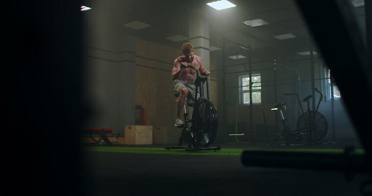 1 여자 스포츠 십자가 신체 모션 건강 한명 사람 운동복 운동 자전거 헬스사이클 힘 기계 활발 헬스장 장비 승차 결심 연습 클럽 준비 체육관 근육질 노력 사이클링 고집 돌리기 돌봄 바디케어 자극 4K MOV 해외동영상 클립영상 옷 컨셉 근육 바이크 운동기구 헬스 육상스포츠 몸매 동영상 파일형식