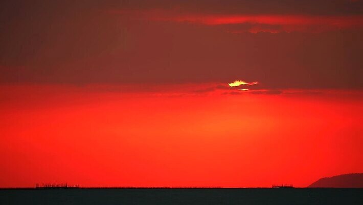 계절 실루엣 파도 바다 컬러 섬 백그라운드 오렌지 자연 하늘 아침 날씨 사람없음 야외 빨간색 물 파란색 빛 컬러풀 햇빛 태양 반사 노란색 일출 황혼 일몰 놀람 새벽 시간 보트 저녁 즐거움 내추럴 오메가 현상 수평선 타임랩스 MP4 해외동영상 클립영상 주간 자연요소 감정 배_교통 과일 촬영기법 표정 노을 야간 생태계 동영상 파일형식