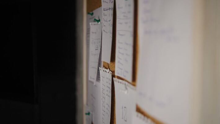 손 디자인 여자 교육 종이 벽 백그라운드 컨셉 스티커 비즈니스 통신 성공 아이디어 프레임 광고판 사람 사람없음 목재 사무실 노란색 우주 쪽지 공백 정보 업무 발표 메시지 계획 편지지 오브젝트 사인 코르크 공지사항 경영 어려움 조언 코르크보드 목차 비어있는 4K MOV 해외동영상 클립영상 나무 컬러 재료 알림판 신체부위 작업 편지 판 동영상 파일형식