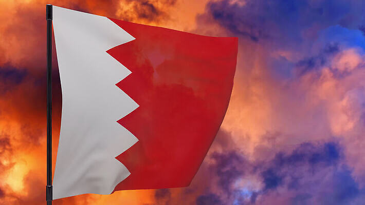 배너 물결 하늘 불 바람 사람없음 빨간색 일몰 깃발 연기 깃대 봉 바레인 위기 재앙 전국 4K MOV 해외동영상 클립영상 자연요소 컬러 중동 날씨 노을 동영상 파일형식