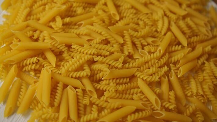 모양 전통 문화 음식 백그라운드 다이어트 재료 넥타이 건조 파스타 건강 스파게티 종류 요리 사람없음 초록색 노란색 식사 저녁식사 이탈리아 흰색 그룹 밀 수집 지중해 먹기 국수 질감 날것 모음 타입 점심식사 고립 마카로니 생식 섞기 채식주의자 탄수화물 파르팔레 페투치네 펜네 탈리아텔레 푸질리 4K MOV 해외동영상 클립영상 잡화 유럽 바다 컬러 식재료 모션 곡류 서양음식 한글 면류 채식 동영상 파스타면 파일형식