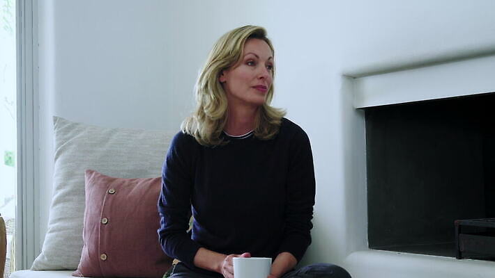 백인 여자 중년 쿠션 거실 휴식 실내 한명 미소 앉기 두명 캐주얼 금발 듣기 머그컵 잡기 스페인 청각 남유럽 4K MOV 해외동영상 클립영상 서양인 1 헤어스타일 옷 유럽 컨셉 모션 표정 사람 성인 내부 컵 동영상 파일형식