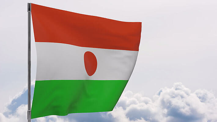 구름 배너 물결 백그라운드 하늘 바람 사람없음 파란색 흰색 깃발 깃대 봉 애국심 니제르 전국 4K MOV 해외동영상 클립영상 자연요소 컬러 날씨 동영상 파일형식