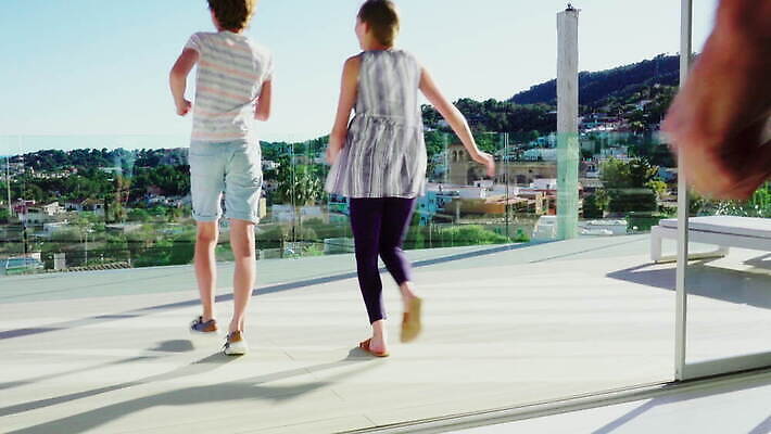 백인 응시 여자 남자 딸 아들 40대 중년 여행 가족 관계 포옹 아프리카 자연 유리 하늘 엄마 휴가 휴식 함께함 서기 풍경 소녀 소년 여러명 야외 10대 캐주얼 여름 도시풍경 걷기 기댐 경계선 전원 가리킴 스페인 아빠 고급 결합 다인종 철책 혼혈 남유럽 4K 틸트업 MOV 해외동영상 클립영상 서양인 시선 옷 계절 유럽 나라 어린이 선 다수 컨셉 안기 모션 청소년 재질 촬영기법 사람 인종 손짓 성인 도시 전기에너지 경계 생태계 다문화 동영상 파일형식