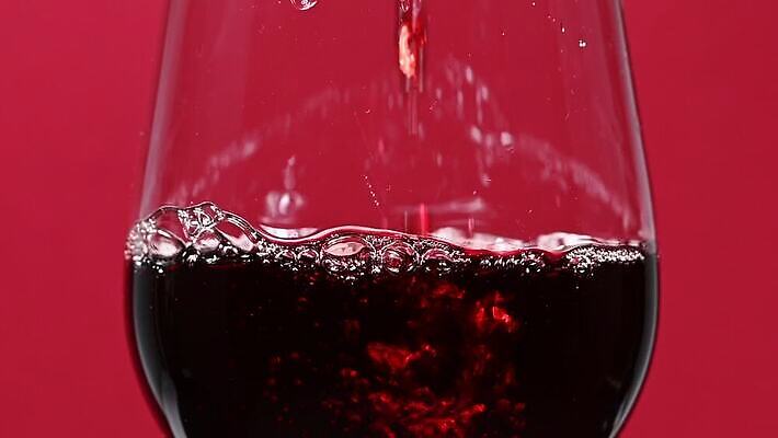 문화 음료 줄기 백그라운드 와인잔 모션 유리 사람없음 옆모습 빨간색 와인 보라색 어둠 알코올 액체 붓기 닫기 떨어짐 큼 가득함 각도 유리그릇 느림 MOV 해외동영상 클립영상 식물 그릇 뷰포인트 컬러 컨셉 술잔 재질 주류 크기 동영상 파일형식