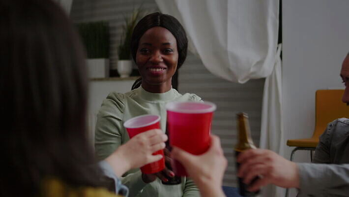 행복 음식 흑인 거실 통신 유리 함께함 말하기 대화 웃음 사람 사람없음 30대 친구 소파 파티 검은색 어둠 우정 모임 마시기 알코올 잡기 야간 피부 건배 주말 나눔 다민족 소셜 채팅 유흥 혼혈 사교적 4K MOV 해외동영상 클립영상 자연요소 서양인 감정 컬러 컨셉 의자 관계 모션 재질 표정 이벤트 신체부위 장년 다문화 동영상 파일형식