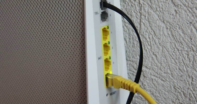 공공시설 이동 인터넷 비즈니스 통신 기술 실내 사람없음 컴퓨터 디지털 자료 웹 장비 정보 그물 네트워크 센터 플러그 연결 접속 서비스 속도 순환 전자 철사 섬유 포트 스위치 온라인 전송 랜 모뎀 방화벽 서버 제어 하드웨어 네트워킹 4K MOV 해외동영상 클립영상 컨셉 모션 내부 전자제품 직물 시설 동영상 파일형식