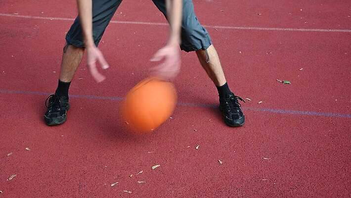 백인 라이프스타일 선 스포츠 컬러 오렌지 공 놀이 거리 농구 기술 취미 사람없음 야외 빨간색 운동 흰색 닫기 연습 드리블 법정 아마추어 튕기기 4K MOV 해외동영상 클립영상 서양인 과일 모션 건강 생활 구기 동영상 파일형식