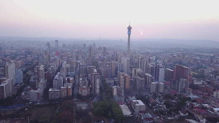 안테나 사람없음 건물 도시 도심 각도 남아프리카 드론 랜드마크 4K MOV 해외동영상 클립영상 건축물 통신 아프리카 동영상 파일형식