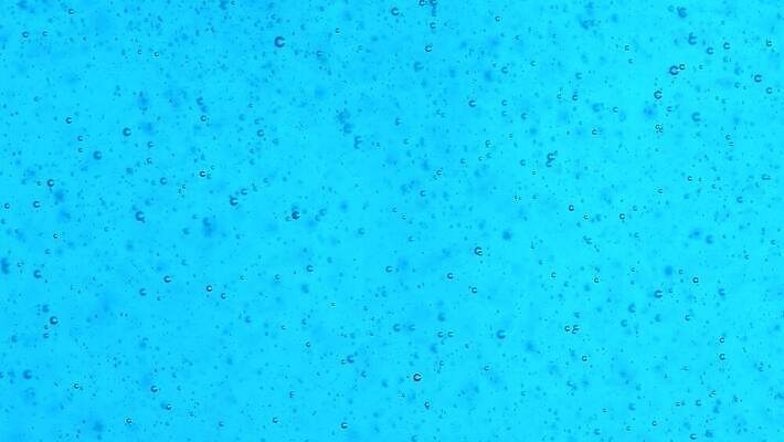 디자인 컬러 백그라운드 패턴 모션 유리 벽지 표면 추상 사람없음 물 파란색 목욕 거품 젖음 흐름 흰색 물방울 신선 액체 떨어짐 세제 질감 비누 스펀지 터키석 4K MOV 해외동영상 클립영상 자연요소 컨셉 무늬 재질 위생용품 청결 보석 동영상 파일형식