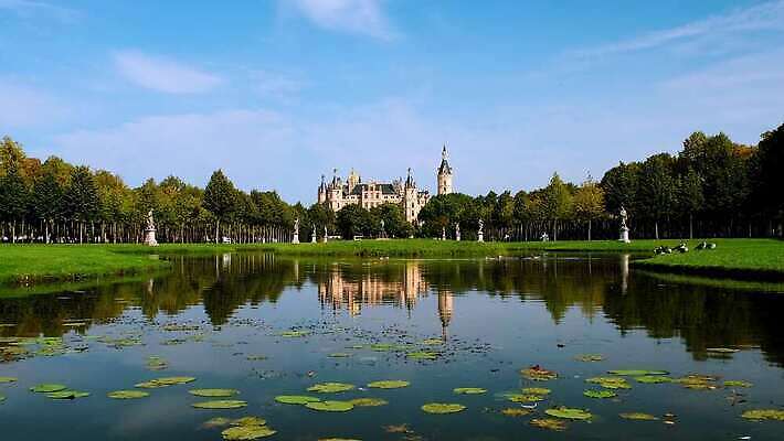 구름 유럽 호수 여행 건축양식 자연 하늘 주택 독일 사람없음 건물 물 여름 파란색 뷰티 반사 교회 탑 궁전 낭만 도시 역사 재산 국회 랜드마크 르네상스 명승지 수도권 옛날 4K MOV 해외동영상 클립영상 자연요소 건축물 계절 건축 나라 컬러 컨셉 고건축 종교건축 풍경 금융 생태계 지역 동영상 파일형식