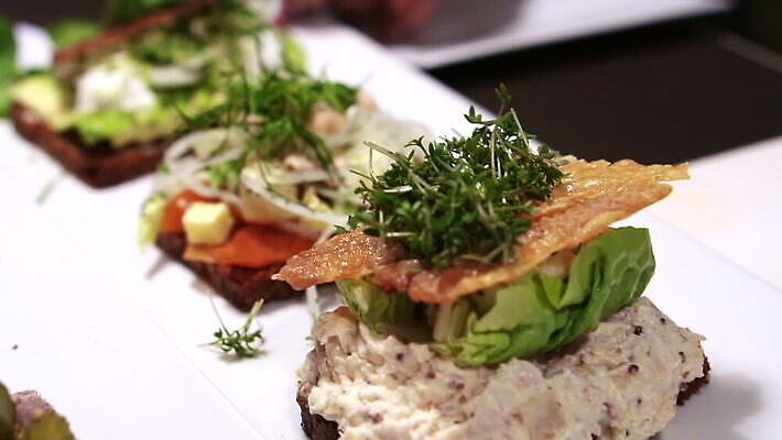 전통 접시 유럽 음식 빵 상징 다이어트 채소 오이 샌드위치 건강 덴마크 스웨덴 노르웨이 요리 사람없음 빨간색 식사 저녁식사 어둠 오픈 맛 해산물 피클 토핑 연어 고등어 훈제 암스테르담 비트 스칸디나비아 청어 호밀 스타일 맛있는 MOV 해외동영상 슬로모션 클립영상 식기 나라 컬러 컨셉 곡류 촬영기법 북유럽 어류 네덜란드 동영상 절임 파일형식