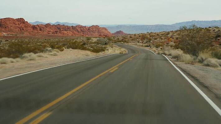모양 도로 여행 곡선 오렌지 자동차 자연 유리 산 사람없음 빨간색 노란색 계곡 미국 운전 자유 고속도로 황무지 인도인 탈출 지역 사암 애리조나 루트 벌거벗은 아즈텍 자동 불모지 4K 건조기후 MP4 해외동영상 클립영상 외국인 길 선 육상교통 컬러 컨셉 북아메리카 과일 교통시설 모션 재질 동양인 돌_바위 생태계 동영상 파일형식