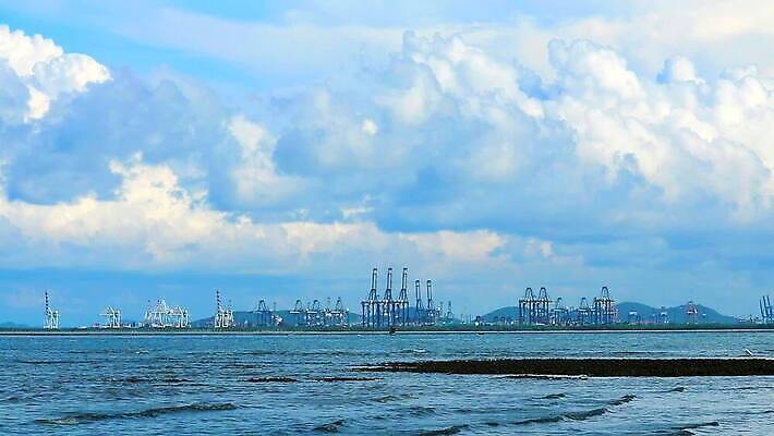 구름 라이프스타일 산업 파도 바다 여행 자연 갈매기 조류 하늘 낚시 항해 풍경 사람없음 야외 물 파란색 뷰티 마을 항구 일몰 화물 도시 보트 컨테이너 기중기 함선 해안도시 낚시꾼 포트 타운 스카이라인 로딩 옛날 많음 MP4 해외동영상 클립영상 자연요소 동물 컬러 컨셉 배_교통 교통시설 레저 생활 노을 운송업 중장비 생태계 동영상 파일형식