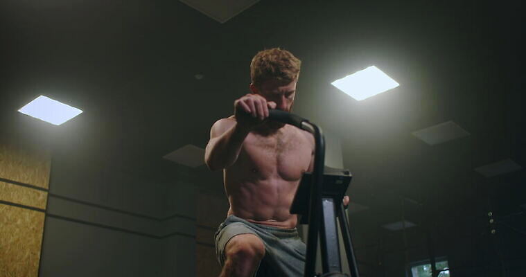 1 여자 스포츠 십자가 신체 모션 건강 한명 사람 운동복 운동 자전거 헬스사이클 힘 기계 활발 헬스장 장비 승차 결심 연습 클럽 준비 체육관 근육질 노력 사이클링 고집 돌리기 돌봄 바디케어 자극 4K MOV 해외동영상 클립영상 옷 컨셉 근육 바이크 운동기구 헬스 육상스포츠 몸매 동영상 파일형식