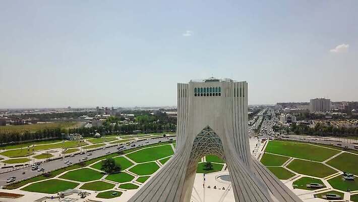 전통 라이프스타일 아시아 문화 도로 여행 건축양식 가이드 휴가 안테나 파노라마 사람없음 야외 도시풍경 여행객 탑 자유 깃발 도시 고속도로 중앙 이슬람교 심볼 정사각형 타운 동쪽 스카이라인 공학 통과 천연기념물 항공촬영 드론 랜드마크 복잡 수도권 이란 4K MOV 해외동영상 클립영상 도형 직업 건축물 교육 건축 나라 종교 길 뷰포인트 컨셉 중동 통신 교통시설 촬영기법 사람 풍경 생활 방향 지역 동영상 파일형식