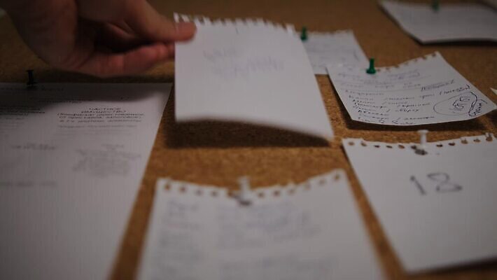 손 디자인 여자 교육 종이 벽 백그라운드 컨셉 스티커 비즈니스 통신 성공 아이디어 프레임 광고판 사람 사람없음 목재 사무실 노란색 우주 쪽지 공백 정보 업무 발표 메시지 계획 편지지 오브젝트 사인 코르크 공지사항 경영 어려움 조언 코르크보드 목차 비어있는 4K MOV 해외동영상 클립영상 나무 컬러 재료 알림판 신체부위 작업 편지 판 동영상 파일형식