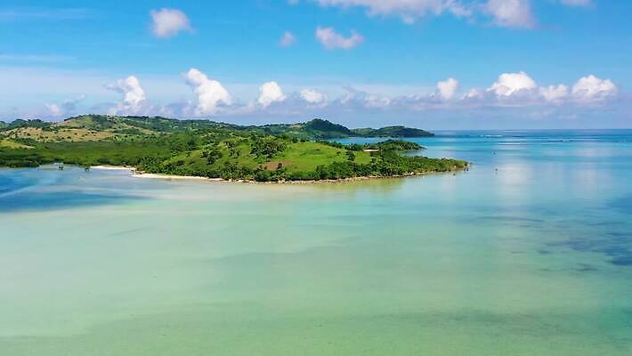 나무 아시아 모래 바다 섬 여행 하늘색 백그라운드 자연 하늘 휴가 열대 산 안테나 파노라마 손바닥 사람없음 초록색 물 파란색 모래사장 야자수 침묵 만 보트 산호 산호초 숲 모래언덕 언덕 휴양지 암초 석호 항공촬영 다도해 이국적 조감도 터키석 수평선 카피스페이스 4K MOV 해외동영상 클립영상 자연요소 식물 손 나라 뷰포인트 컬러 배_교통 통신 촬영기법 소리 공백 장소 수중식물 자포동물 보석 생태계 동영상 파일형식