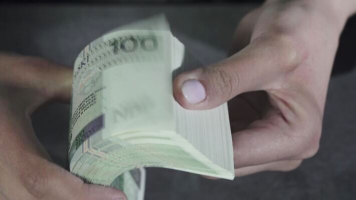 손 여자 지폐 돈 비즈니스 손가락 놀이 선물 사람없음 10대 금융 경제 저축 우승 비즈니스우먼 팬 재산 수집 복지 투자 이익 보물 뇌물 월급 축적 계산원 수도권 비용 4K MOV 해외동영상 클립영상 직업 청소년 사람 신체부위 최고 직장인 사회이슈 지역 동영상 파일형식