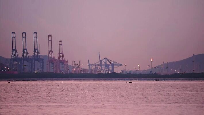 구름 라이프스타일 산업 파도 바다 여행 자연 갈매기 조류 하늘 낚시 항해 풍경 사람없음 야외 물 파란색 뷰티 마을 항구 일몰 화물 도시 보트 컨테이너 기중기 함선 해안도시 낚시꾼 포트 타운 스카이라인 로딩 옛날 많음 MP4 해외동영상 클립영상 자연요소 동물 컬러 컨셉 배_교통 교통시설 레저 생활 노을 운송업 중장비 생태계 동영상 파일형식