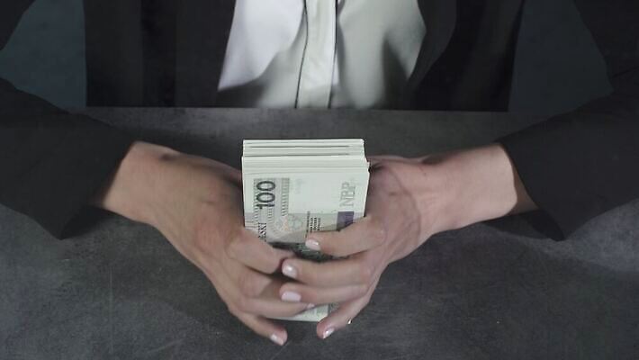 여자 지폐 돈 비즈니스 사람없음 10대 금융 경제 거래 저축 우승 비즈니스우먼 재산 수집 복지 투자 이익 보물 뇌물 월급 축적 계산원 수도권 비용 4K MOV 해외동영상 클립영상 직업 청소년 사람 최고 직장인 사회이슈 지역 동영상 파일형식