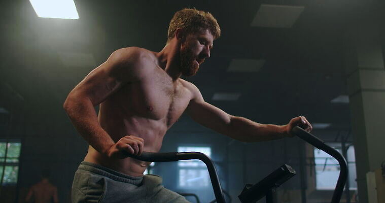 1 여자 스포츠 십자가 신체 모션 건강 한명 사람 운동복 운동 자전거 헬스사이클 힘 기계 활발 헬스장 장비 승차 결심 연습 클럽 준비 체육관 근육질 노력 사이클링 고집 돌리기 돌봄 바디케어 자극 4K MOV 해외동영상 클립영상 옷 컨셉 근육 바이크 운동기구 헬스 육상스포츠 몸매 동영상 파일형식