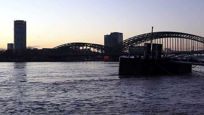 유럽 여행 자연 하늘 독일 파노라마 풍경 사람없음 야외 건물 물 관광지 강 일출 환경 젖음 도시 보트 개울 도심 강가 홍수 생태계 타운 내추럴 랜드마크 명승지 재앙 쾰른 4K MP4 해외동영상 클립영상 자연요소 건축물 나라 배_교통 촬영기법 노을 자연재해 동영상 파일형식