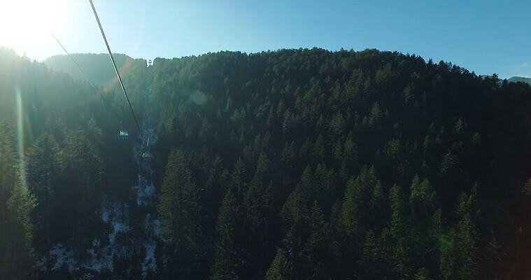 계절 밧줄 스포츠 여행 겨울 교통시설 자동차 자연 하늘 휴가 스키 산 안테나 풍경 사람없음 야외 태양 여행객 추위 흰색 곤돌라 숲 휴양지 전차 리프트 방법 선로 벡터 1인칭시점 4K 반스코 MOV 해외동영상 클립영상 자연요소 시선 줄 육상교통 컬러 교통 통신 겨울스포츠 대중교통 사람 장소 시설 생태계 동영상 불가리아 파일형식