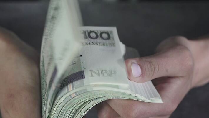 손 여자 지폐 돈 비즈니스 손가락 놀이 선물 사람없음 10대 금융 경제 저축 우승 비즈니스우먼 팬 재산 수집 복지 투자 이익 보물 뇌물 월급 축적 계산원 수도권 비용 4K MOV 해외동영상 클립영상 직업 청소년 사람 신체부위 최고 직장인 사회이슈 지역 동영상 파일형식