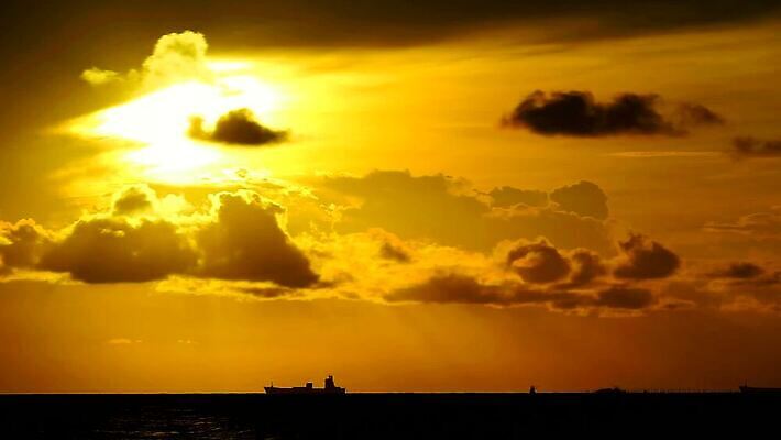 공원 실루엣 바다 여행 백그라운드 오렌지 비즈니스 교통시설 모션 태국 자연 조류 하늘 낚시 항해 해변 사람없음 야외 빨간색 물 파란색 빛 컬러풀 태양 일출 일몰 새벽 화물 시간 보트 야간 저녁 포트 유조선 수평선 타임랩스 MP4 해외동영상 클립영상 자연요소 동물 공공시설 아시아 컬러 교통 배_교통 과일 레저 촬영기법 노을 운송업 시설 생태계 동영상 파일형식
