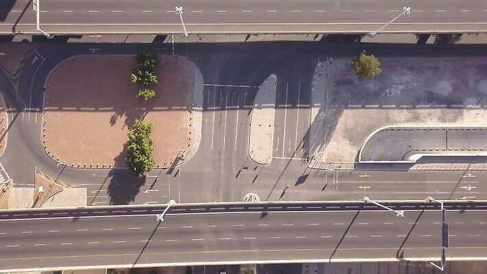 도로 자동차 거리 안테나 사람없음 건물 사무실 고속도로 도심 교차로 버리기 남아프리카 드론 랜드마크 케이프타운 코로나바이러스 비어있는 4K 락다운 MOV 해외동영상 클립영상 건축물 길 육상교통 비즈니스 통신 교통시설 모션 아프리카 도시 바이러스 동영상 남아프리카공화국 파일형식