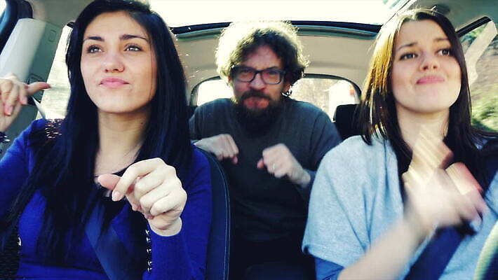 백인 라이프스타일 커플 여자 행복 도로 여행 교통시설 자동차 휴가 함께함 미소 사람 앉기 성인 세명 여름 친구 태양 파티 맑음 우정 자유 고속도로 운전사 주말 자동 힙스터 MOV 해외동영상 클립영상 자연요소 서양인 직업 계절 패션 감정 길 육상교통 교통 컨셉 관계 모션 날씨 표정 이벤트 생활 시설 동영상 파일형식