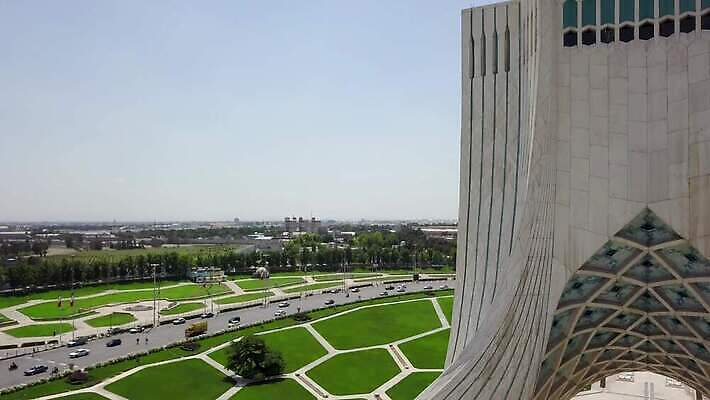 전통 라이프스타일 아시아 문화 도로 여행 건축양식 가이드 휴가 안테나 파노라마 사람없음 야외 도시풍경 여행객 탑 자유 깃발 도시 고속도로 중앙 이슬람교 심볼 정사각형 타운 동쪽 스카이라인 공학 통과 천연기념물 항공촬영 드론 랜드마크 복잡 수도권 이란 4K MOV 해외동영상 클립영상 도형 직업 건축물 교육 건축 나라 종교 길 뷰포인트 컨셉 중동 통신 교통시설 촬영기법 사람 풍경 생활 방향 지역 동영상 파일형식