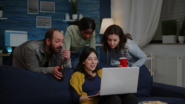 라이프스타일 응시 행복 거실 인터넷 놀이 주택 함께함 대화 미소 웃음 사람 앉기 사람없음 친구 노트북 소파 방 마시기 관찰 그룹 야간 저녁 먹기 필름 영화 주말 다인종 온라인 리빙 다민족 흥미 시리즈 혼혈 사교적 4K MOV 해외동영상 클립영상 자연요소 시선 감정 컨셉 의자 관계 모션 문화예술 표정 말하기 인종 건물 생활 전자제품 밤 다문화 동영상 파일형식