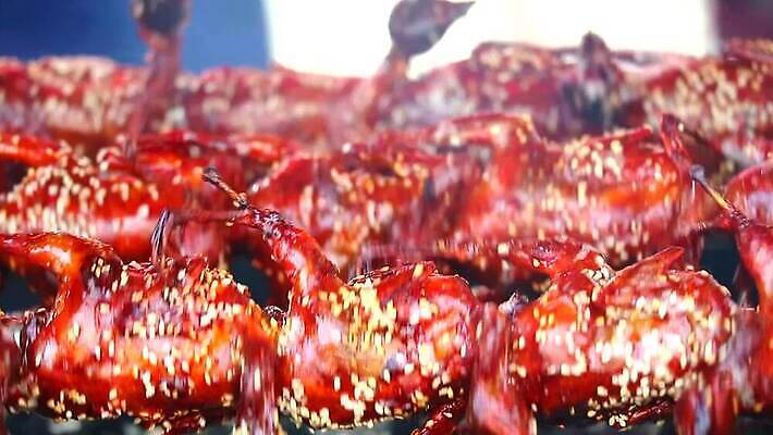 전통 접시 음식 조각 날개 태국 고추 불 불꽃 거리 건강 육류 스테이크 요리 동양인 사람없음 식사 저녁식사 튀김 신선 뜨거움 막대기 연기 맛 그릴 바비큐 굽기 먹기 허브 배고픔 피부 대나무 매움 후추 숯 점심식사 메추리 절임 맛있는 MP4 해외동영상 클립영상 자연요소 나무 식물 식기 아시아 컨셉 채소 식재료 모션 주방용품 서양음식 인종 신체부위 구이 향신료 동영상 파일형식