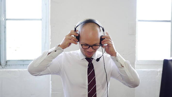 직업 1 남자 종이 컨셉 비즈니스 스트레스 직장 파노라마 피곤 한명 사람 앉기 금융 노트북 컴퓨터 사무실 머리 공책 업무 비즈니스맨 좌절 닫기 저녁 충돌 종업원 책상 동료 주기 경영자 폴더 공포 업무과다 마감 복잡 우울증 위기 폭행 4K MOV 해외동영상 클립영상 감정 가구 회사 관계 모션 문구용품 촬영기법 신체부위 경제 전자제품 작업 직장인 폭력 범죄 질병 야간 리더 파일 동영상 파일형식