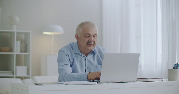 직업 얼굴 노동자 스트레스 주택 직장 건강 한명 사람 성인 노트북 사무실 고통 터치 슬픔 작업 입 치아 질병 경영자 치과의사 날카로움 문제 온라인 턱 위생관리 잇몸 증상 치통 프리랜서 해로움 사용자 4K MOV 해외동영상 클립영상 1 감정 컨셉 신체 회사 비즈니스 의학 관리 건물 신체부위 전자제품 의사 소화기관 리더 동영상 파일형식