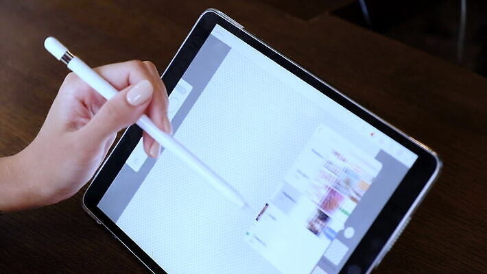 직업 손 디자인 여자 미래 실내 미술 성인 사람없음 신체부위 컴퓨터그래픽 가로 캐주얼 컴퓨터 태블릿 사무실 펜 유행 모니터 어둠 장비 작업 전문직 스케치 필름 그림 예술가 결재 개발 그래픽디자이너 터치스크린 MOV 해외동영상 클립영상 옷 컨셉 비즈니스 문화예술 사람 내부 그래픽 전자제품 스마트기기 필기구 디자이너 동영상 파일형식