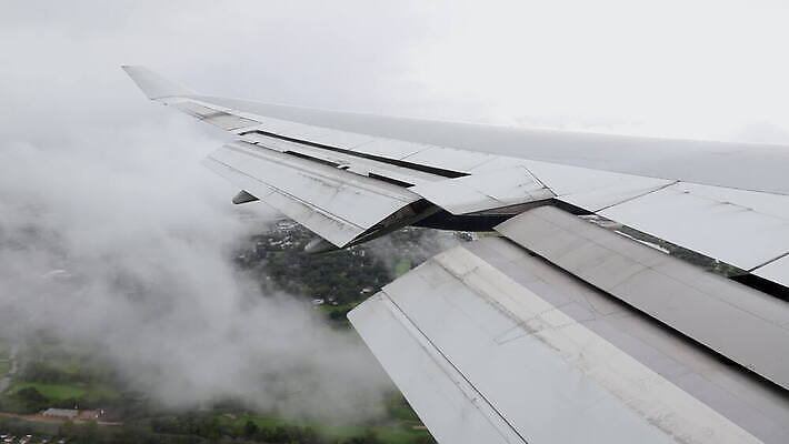 구름 여행 비행기 풍경 사람없음 야외 건물 시카고 착륙 4K MOV 해외동영상 클립영상 자연요소 건축물 항공교통 대중교통 미국 동영상 파일형식
