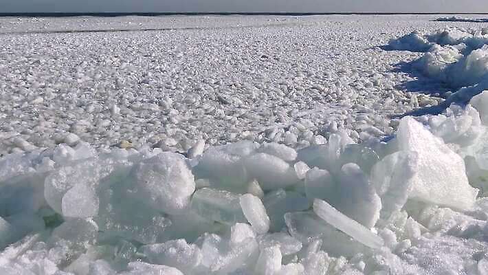 파도 바다 겨울 자연 날씨 사람없음 물 냉동 얼음 검은색 흐름 추위 껍질 크리스탈 빙하 서리 폭풍 결정체 엘리먼트 우크라이나 수평선 오데사 4K MP4 해외동영상 클립영상 자연요소 계절 유럽 컬러 컨셉 광석 생태계 동영상 파일형식