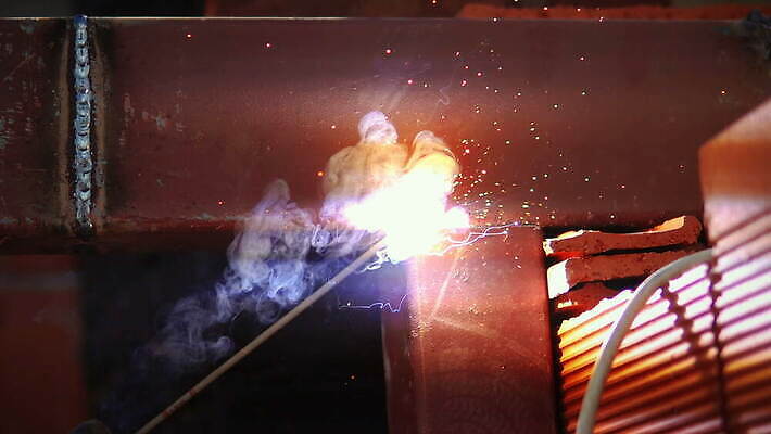 직업 남자 산업 얼굴 사업가 공장 불 불꽃 노동자 가면 사람없음 빛 금속 과학기술 뜨거움 방어 재산 연기 제조 보호 연결 헬멧 자르기 종업원 만들기 뼈대 고정 방패 국회 고용 공예가 용접 용접공 4K MOV 해외동영상 클립영상 자연요소 컨셉 공업 모션 재질 기술 어류 사람 신체부위 금융 구직 보호장비 동영상 채용 파일형식