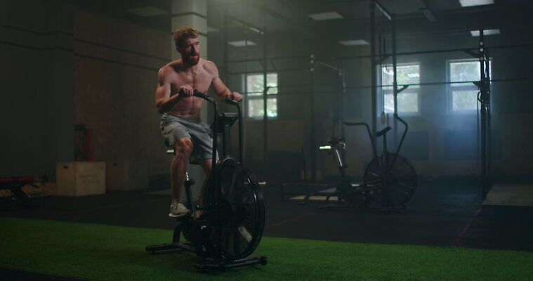 1 여자 스포츠 십자가 신체 모션 건강 한명 사람 운동복 운동 자전거 헬스사이클 힘 기계 활발 헬스장 장비 승차 결심 연습 클럽 준비 체육관 근육질 노력 사이클링 고집 돌리기 돌봄 바디케어 자극 4K MOV 해외동영상 클립영상 옷 컨셉 근육 바이크 운동기구 헬스 육상스포츠 몸매 동영상 파일형식