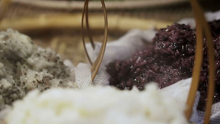 전통 라이프스타일 문화 음식 컬러 백그라운드 잎 태국 자연 밥 디저트 건강 요리 동양인 사람없음 초록색 파란색 컬러풀 갈색 바구니 보라색 검은색 흰색 신선 달콤 수증기 먹기 유기농 깨 지역 내추럴 당뇨병 등나무 어려움 HD MOV 해외동영상 슬로모션 클립영상 나무 식물 웰빙 아시아 식재료 모션 촬영기법 인종 생활 조미료 맛 질병 생태계 동영상 파일형식