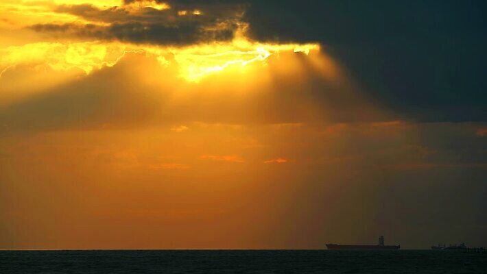 공원 실루엣 바다 여행 백그라운드 오렌지 비즈니스 교통시설 모션 태국 자연 조류 하늘 낚시 항해 해변 사람없음 야외 빨간색 물 파란색 빛 컬러풀 태양 일출 일몰 새벽 화물 시간 보트 야간 저녁 포트 유조선 수평선 타임랩스 MP4 해외동영상 클립영상 자연요소 동물 공공시설 아시아 컬러 교통 배_교통 과일 레저 촬영기법 노을 운송업 시설 생태계 동영상 파일형식