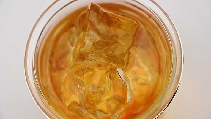 라이프스타일 문화 음료 백그라운드 모션 유리 사람없음 얼음 추위 마시기 흰색 알코올 칵테일 바 투명 닫기 정상 가득함 큐브 회전 각도 암초 항공촬영 버번 브랜디 위스키 카피스페이스 4K MOV 해외동영상 슬로모션 클립영상 자연요소 뷰포인트 컬러 재질 주류 촬영기법 생활 공백 동영상 파일형식