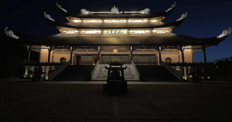전통 외관 아시아 종교 문화 여행 불교 건축양식 사람없음 건물 탑 사찰 야간 시력 베트남 빛망울 랜드마크 4K MOV 해외동영상 클립영상 자연요소 건축물 건축 나라 종교건축 빛 동남아시아 동영상 파일형식