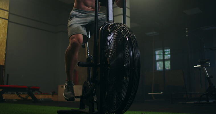 1 여자 스포츠 십자가 신체 모션 건강 한명 사람 운동복 운동 자전거 헬스사이클 힘 기계 활발 헬스장 장비 승차 결심 연습 클럽 준비 체육관 근육질 노력 사이클링 고집 돌리기 돌봄 바디케어 자극 4K MOV 해외동영상 클립영상 옷 컨셉 근육 바이크 운동기구 헬스 육상스포츠 몸매 동영상 파일형식