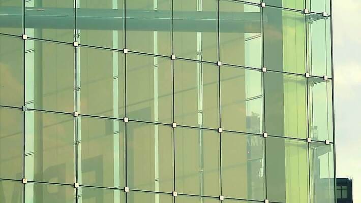 디자인 외관 벽 백그라운드 비즈니스 건축양식 창문 자연 유리 하늘 지붕 주택 사람없음 건물 초록색 파란색 빛 사무실 햇빛 태양 환경 고층빌딩 힘 재활용 에너지 도시 뜨거움 절약 옥상 에코 생태계 시스템 유지 생태학 수집가 공급 획기적 MP4 해외동영상 클립영상 자연요소 직업 건축물 교육 건축 컬러 컨셉 재질 빌딩 친환경 동영상 파일형식