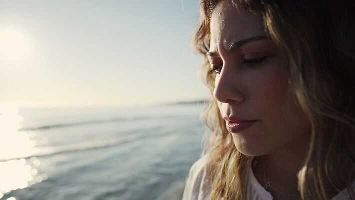 백인 모델 라이프스타일 응시 시선 여자 감정 얼굴 포즈 생각 함께함 한명 미소 사람 머리 새벽 꿈 슬픔 표현 좌절 고독 고민 싱글 문제 불만 배려 심각 위기 이슈 트러블 4K MOV 해외동영상 클립영상 자연요소 서양인 1 컨셉 표정 생활 신체부위 동영상 파일형식